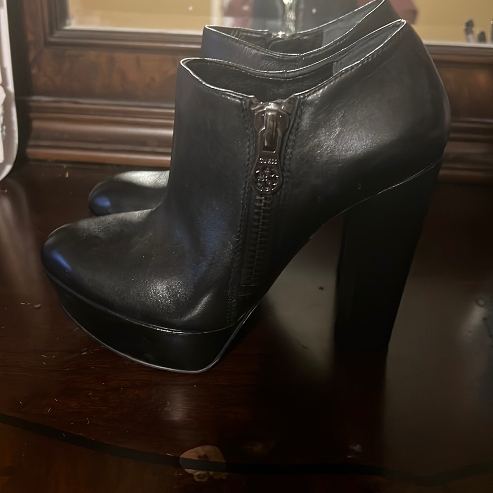 Black guess ankle boots